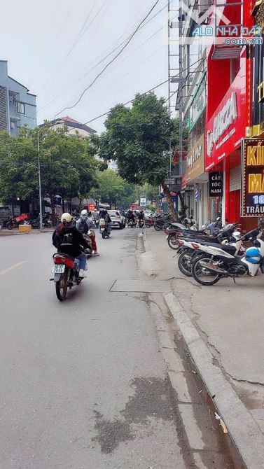 Hiếm nhà Phúc Lợi 100m - 5 tầng - Dòng tiền 300tr/năm - lô góc vỉa hè 2m- 20tỷ - 2