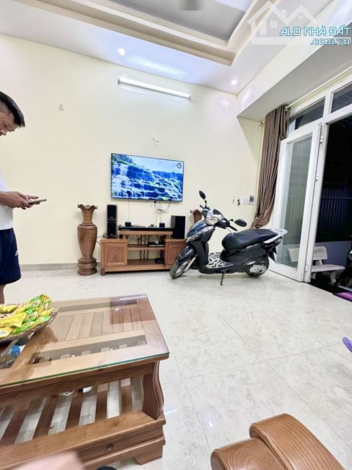 NHÀ RỘNG 134M2 NGANG 5M BỀ THẾ - DÒNG TIỀN ỔN ĐỊNH - VỊ TRÍ VÀNG QUẬN 7 - 2