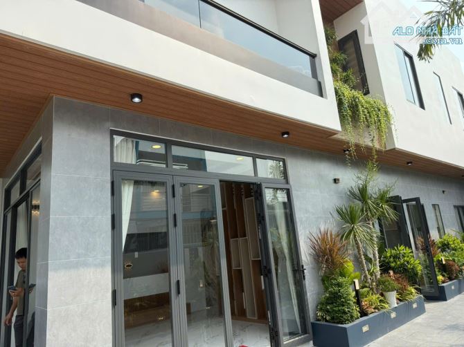 Bán nhà góc biệt thự vườn mới đẳng cấp 1 trệt + 1 lầu - DT 142m2 - đường nhựa 6m - 4ty9 - 3