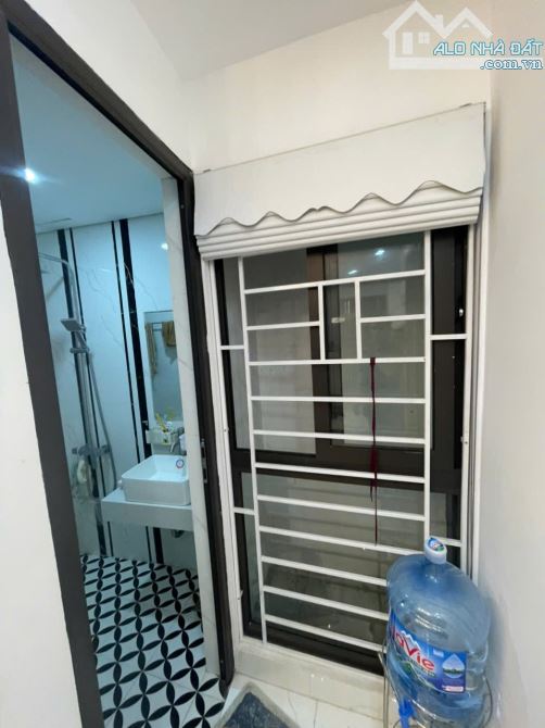 BÁN CĂN HỘ CCMN PHỐ GIẢI PHÓNG - CHỈ 15m RA PHỐ - HƠN TỶ  - Toà nhà mới xây đc 2 năm, tầng - 3