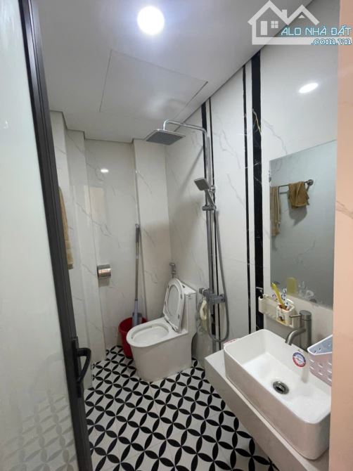BÁN CĂN HỘ CCMN PHỐ GIẢI PHÓNG - CHỈ 15m RA PHỐ - HƠN TỶ  - Toà nhà mới xây đc 2 năm, tầng - 4