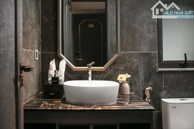 Bán khách sạn đẹp Hàng Bông - 150m tới Hồ Gươm - DT 200m2 x 13T x MT 8m x Giá 190 tỷ