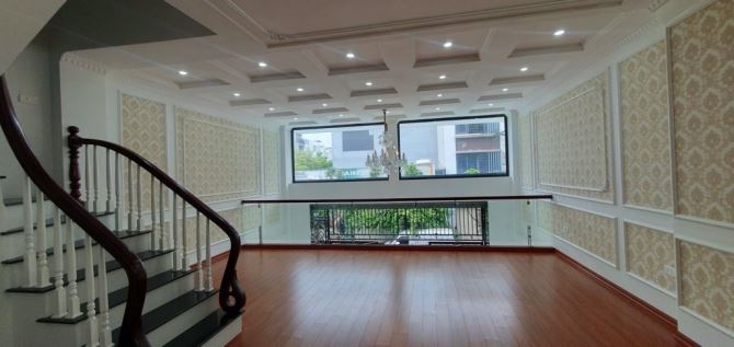Hiếm nhà Phúc Lợi 100m - 5 tầng - Dòng tiền 300tr/năm - lô góc vỉa hè 2m- 20tỷ - 8