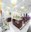 Cho thuê khách sạn mới đẹp ngay trung tâm phố biển Nha Trang 100 phòng giá 400 triệu