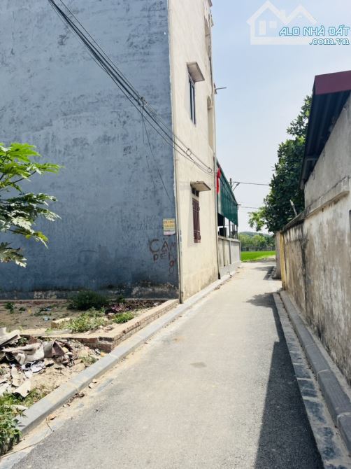 CẠNH BÌA LÀNG -THÔNG ÔTÔ- ĐÀI BI UY NỖ ĐÔNG  ANH