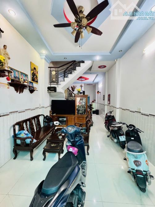 Bình Tân, ô tô thông, Nhà 4 tầng 64M2, gần MT Lê Văn Quới, giá rẻ.