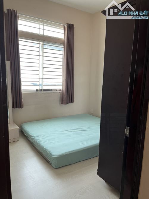 Bán chung cư 312 Lạc Long Quân 64m2, 2 phòng ngủ, giá 2.8 tỷ, sổ hồng