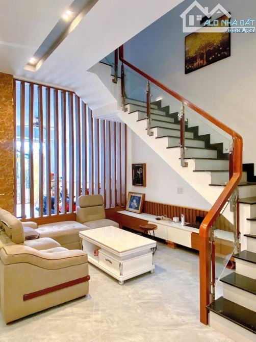 Chủ Vỡ Kế Hoạch – Bán Gấp Nhà 3 Tầng, Sổ Hồng Riêng, Gần RMIT – Thương Lượng Mạnh!