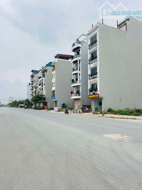 Bán Nhanh Lô Đất TĐC Ngọc Thụy Long Biên 80m2 MT6m Vỉa Hè, Kinh Doanh, Dòng Tiền 24,7 Tỷ