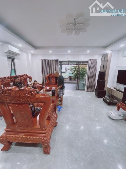 NHÀ ĐẸP GẦN AEON LONG BIÊN, – LÔ GÓC, GARA Ô TÔ, CÓ THANG MÁY – 80M2- CHỈ 14 TỶ