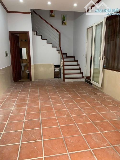 Cho thuê nhà nguyên căn Nguyễn Ngọc Vũ, DT 40mx 4 tầng, giá 11 triệu/tháng