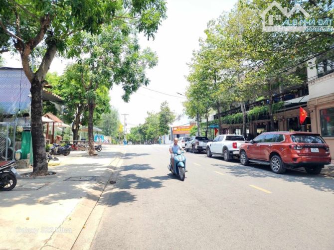 Bán nhà 3 Lầu 1 Trệt 100m2 Dĩ An,đường nhựa vài ô tô thông thoáng,gần chợ đêm