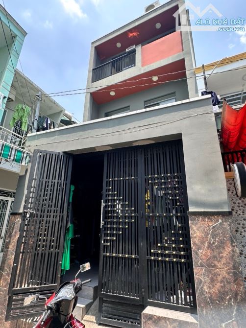 NHÀ 2 LẦU HẺM XE HƠI - VỊ TRÍ TRUNG TÂM - DIỆN TÍCH RỘNG - NHỈNH 5 TỶ