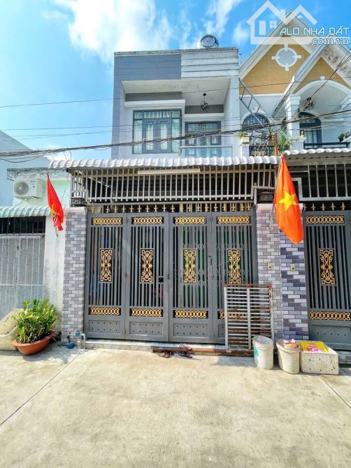 BÁN NHÀ 1 TRỆT 1 LẦU - SỔ RIÊNG, HẺM XE HƠI - CÁCH NHÀ BÈ CHỈ 5P 👉GIÁ 2.4 TỶ
