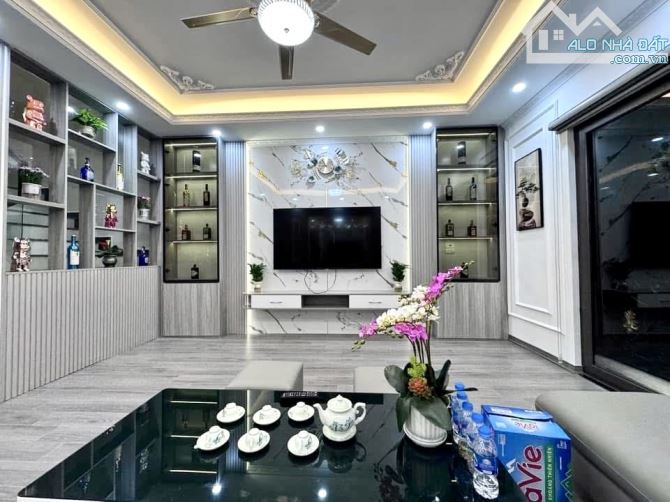 "NHÀ KHỦNG 80M² 6 TẦNG THANG MÁY, Ô TÔ 7 CHỖ VÀO NHÀ!  ĐÓN ĐẦU QUẬN TRUNG TÂM THANH TRÌ - 1