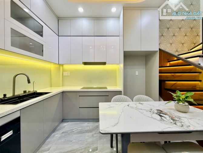 XÁCH VALI VÀO Ở NGAY, NHÀ HẺM XE HƠI NHÀ 4 TẦNG 4 PN 5WC - 1