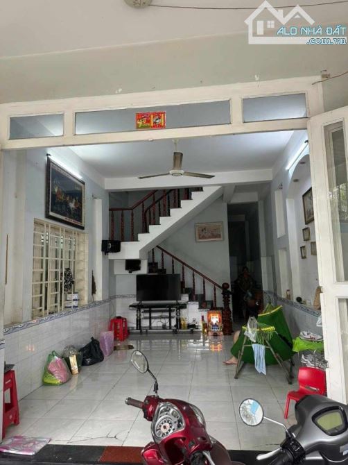 Bán nhà 3 Lầu 1 Trệt 100m2 Dĩ An,đường nhựa vài ô tô thông thoáng,gần chợ đêm - 1