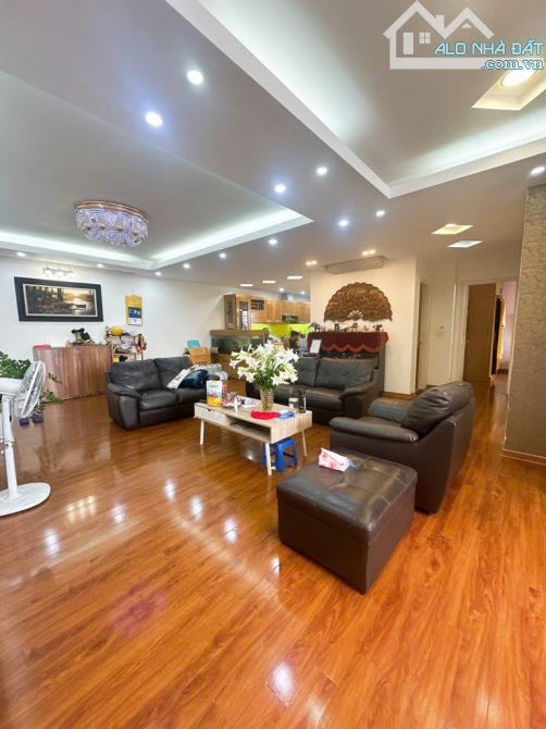 - Chung cư 25 Lạc Trung- Căn hộ 150M2. Giá 9.8 tỷ.Trưng tâm hai bà trưng. Gần Timesicty - 1