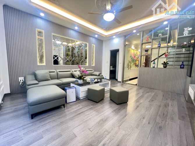 "NHÀ KHỦNG 80M² 6 TẦNG THANG MÁY, Ô TÔ 7 CHỖ VÀO NHÀ!  ĐÓN ĐẦU QUẬN TRUNG TÂM THANH TRÌ - 2