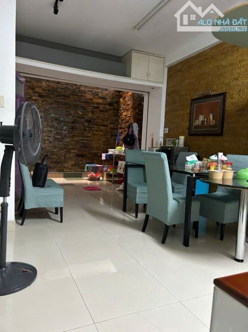 Hot! Bán nhà khu biệt thự Hồng Long - Huỳnh Lan Khanh (5x20m) 5 tầng - 24.5 tỷ - 2