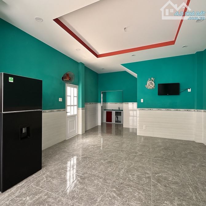 NHÀ 2 LẦU HẺM XE HƠI - VỊ TRÍ TRUNG TÂM - DIỆN TÍCH RỘNG - NHỈNH 5 TỶ - 2