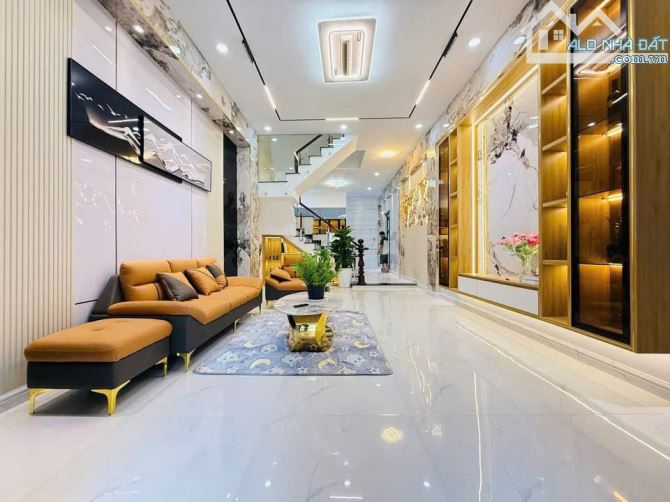 Đi nước ngoài định cư bán gấp nhà ở đường Nguyễn Thị Minh Khai, phường 2, quận 3, giá 2 tỷ - 3