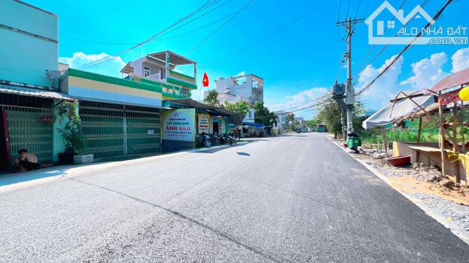- Bán lô đất đường Lê Văn Lương, Nhơn Đức  - Đường trước đất rộng 12m  - DT 5,15x18,5=95,7 - 3