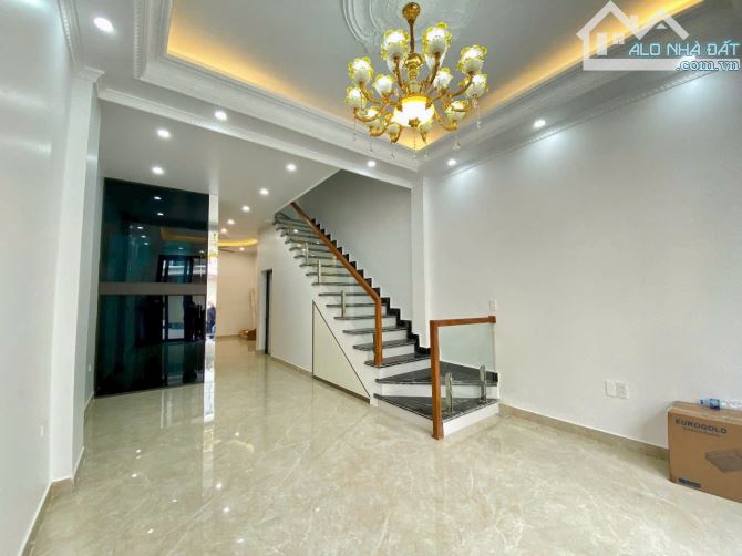 Mrs Tâm Bán nhà 5 tầng thang máy ĐẸP TĐC Xi măng Sở Dầu, Hồng Bàng, Hải Phòng. 50m2- 5,9 t - 4