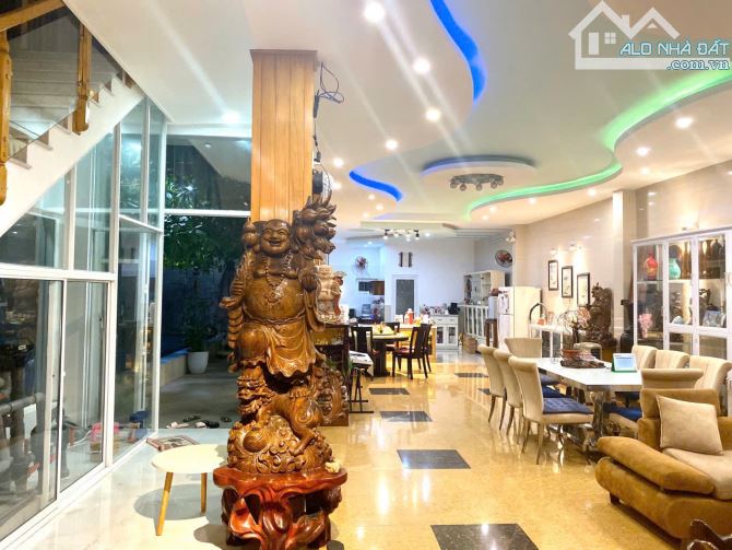 Bán biệt thự 3 tầng, giá tốt tại Lý Tự Trọng, Hải Châu, Diện tích khủng 328m2 - 4