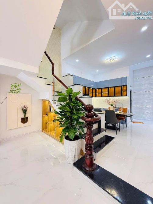 Đi nước ngoài định cư bán gấp nhà ở đường Nguyễn Thị Minh Khai, phường 2, quận 3, giá 2 tỷ - 4