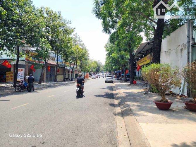 Bán nhà 3 Lầu 1 Trệt 100m2 Dĩ An,đường nhựa vài ô tô thông thoáng,gần chợ đêm - 4