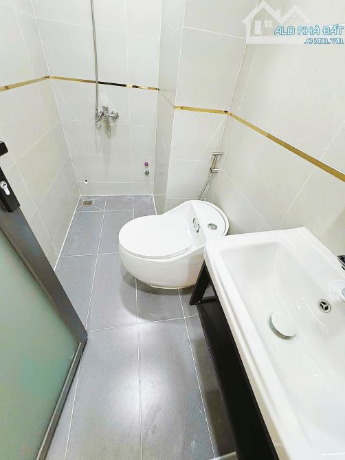 NHÀ 26 THÁNG 3 - 60M2 - 5TẦNG - 5PN - MẶT TIỀN HẺM - Ô TÔ NGỦ TRONG NHÀ - CHỈ 5TỶ NHỈNH C - 5