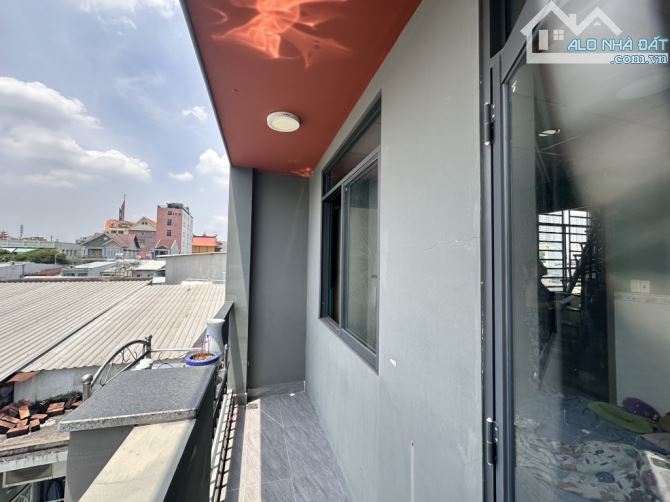 NHÀ 2 LẦU HẺM XE HƠI - VỊ TRÍ TRUNG TÂM - DIỆN TÍCH RỘNG - NHỈNH 5 TỶ - 5