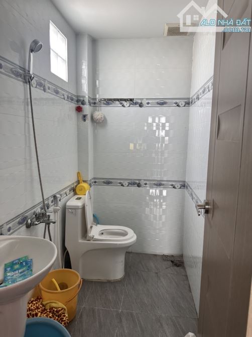 NHÀ 2 LẦU HẺM XE HƠI - VỊ TRÍ TRUNG TÂM - DIỆN TÍCH RỘNG - NHỈNH 5 TỶ - 6