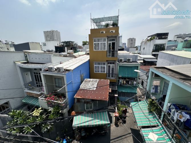 NHÀ 2 LẦU HẺM XE HƠI - VỊ TRÍ TRUNG TÂM - DIỆN TÍCH RỘNG - NHỈNH 5 TỶ - 7