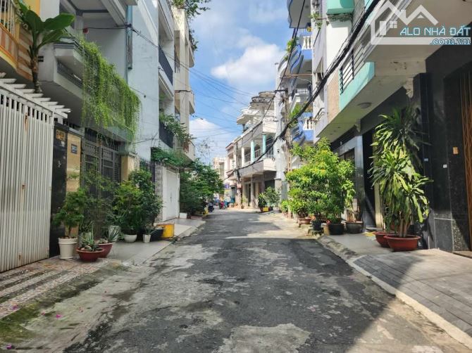 Lạc Long Quân gần Bình Thới Hẻm 6m khu cao tầng 64m2 xây dựng 5 tầng sổ vuông giá 6,75 tỷ.
