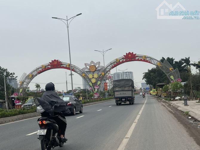 Đường 8m, 2 mặt tiền chia nhiều lô. Bán 1300m giáp Văn Giang, cạnh dự án Sungroup và VĐ4