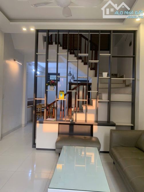 Cần bán nhà 3 tầng thiết kế hiện đại, nội thất xịn xò ngõ phố Vũ Hựu, thành phố hải dương