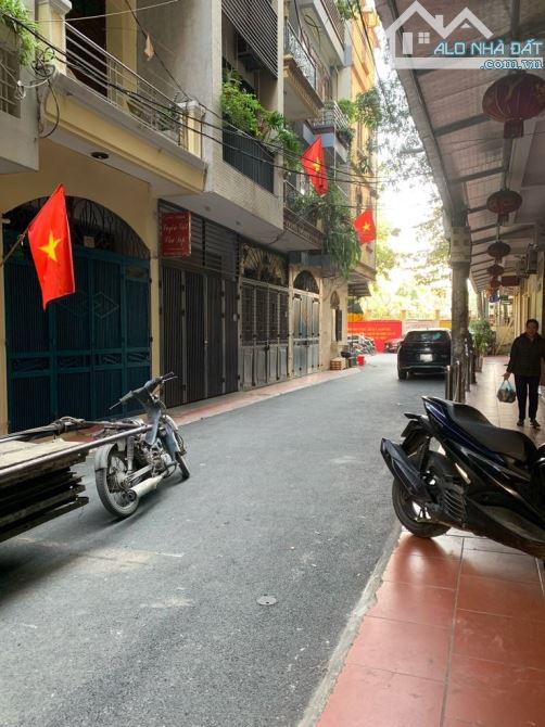 BÁN ĐẤT 37M² TẶNG NHÀ 2 TẦNG – PHỐ HOÀNG VĂN THÁI – MẶT NGÕ Ô TÔ TRÁNH – VỈA HÈ RỘNG – KD