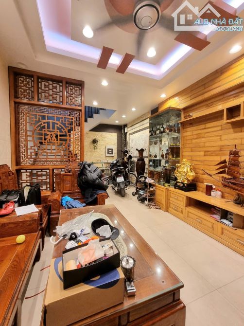 BÁN NHÀ TÂN MAI – HOÀNG MAI, MẶT NGÕ PHÂN LÔ RẤT GẦN PHỐ, NHÀ 5 TẦNG NỘI THẤT ĐẸP.