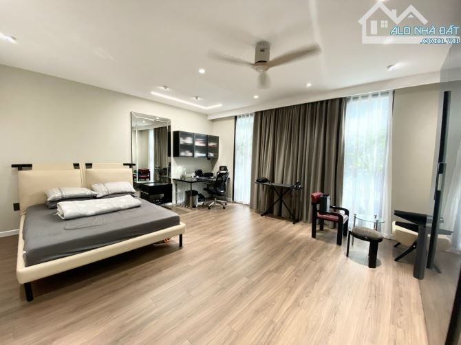 Bán nhà Liễu Giai, vị trí đắc địa, DT 32m2, thang máy, gần oto,