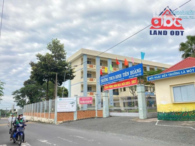 Bán đất Mặt Tiền đường nhựa, đối diện trường ĐINH TIÊN HOÀNG. 45x20 Giá chỉ 3ty8 SHR