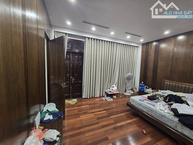 NHÀ ĐẸP LÔ GÓC, THANG MÁY,  2 MẶT NGÕ, ÔTÔ TRÁNH, NỘI THẤT CHÂU ÂU, CHỦ TẶNG LẠI HẾT.