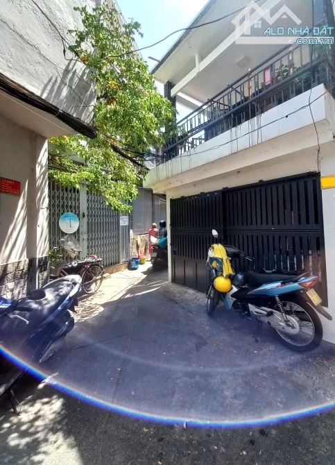 Bán nhà 2 tầng Bến Vân Đồn, gần cầu Nguyễn Văn Cừ giá 5.9 tỷ