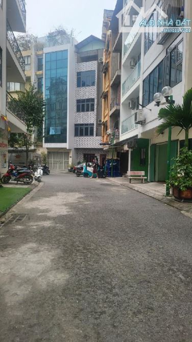 Bán đất Tây Hồ gần UBND quân 110m2 mặt tiền 6m vỉa hè ô tô tránh kinh doanh giá 41 tỷ
