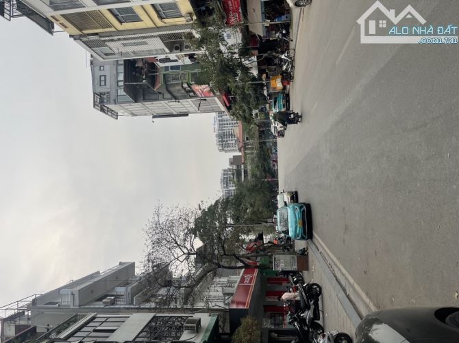 Bán đất phố Lạc Long Quân 74m2 mặt tiền hơn 4m ô tô vào giá 21 tỷ.
