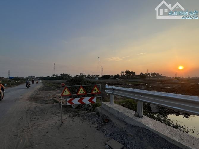 Đường 8m, 2 mặt tiền chia nhiều lô. Bán 1300m giáp Văn Giang, cạnh dự án Sungroup và VĐ4 - 1