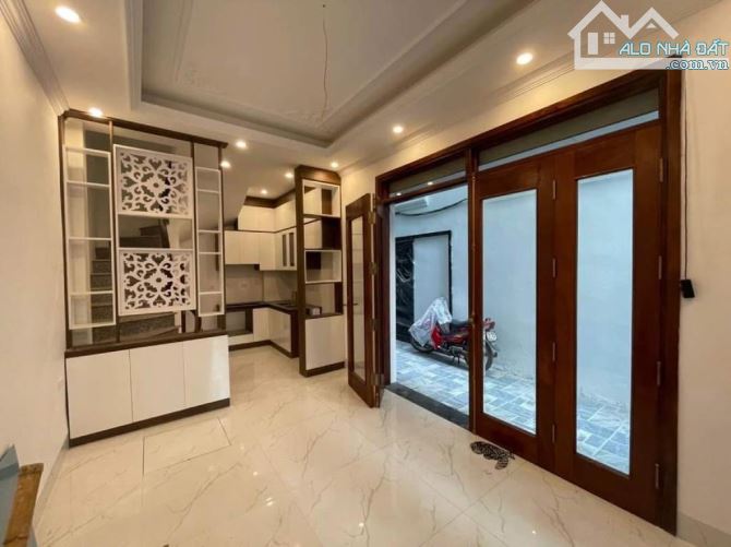 BÁN NHÀ LÔ GÓC 5 TẦNG NGUYỄN VĂN CỪ – VỊ TRÍ ĐẸP – GIÁ HƠN 5 TỎI , Ô TÔ ĐỖ CỬA - 1