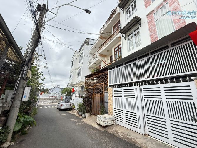 Bán Nhà Phố 4 Tầng Ngang Gần 5m Đường Nguyễn Khuyến Phường 5 Đà Lạt Đường Ô Tô 6m - 2