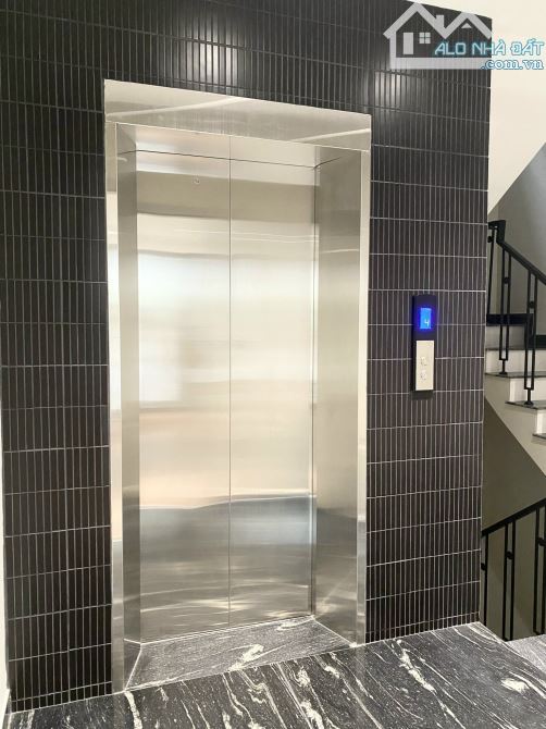Bán nhà Liễu Giai, vị trí đắc địa, DT 32m2, thang máy, gần oto, - 2